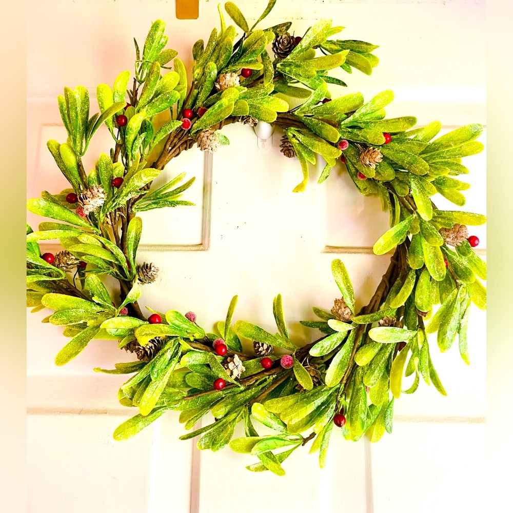 Merry Mistletoe Wreath 20”